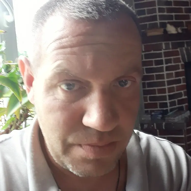 Иван из Зеленогорска, мне 42, познакомлюсь для секса на одну ночь