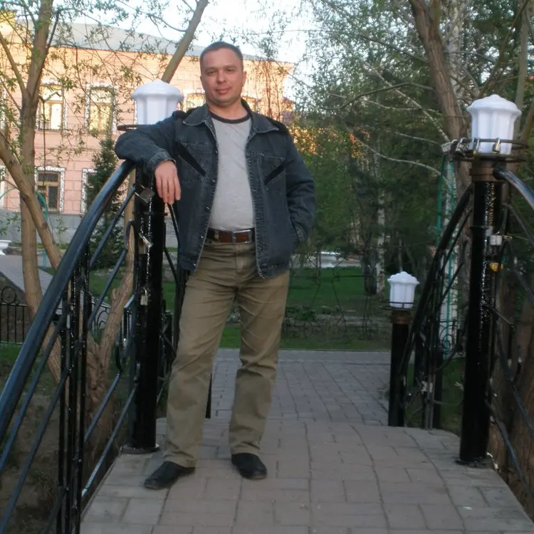 Я Виктор, 43, из Кировска, ищу знакомство для секса на одну ночь