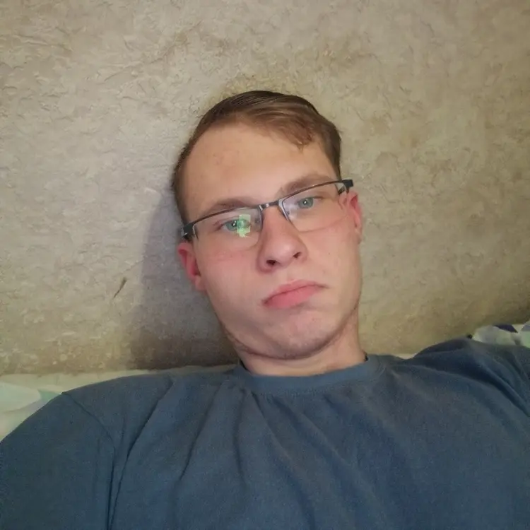 Я Степан, 19, из Брянска, ищу знакомство для секса на одну ночь