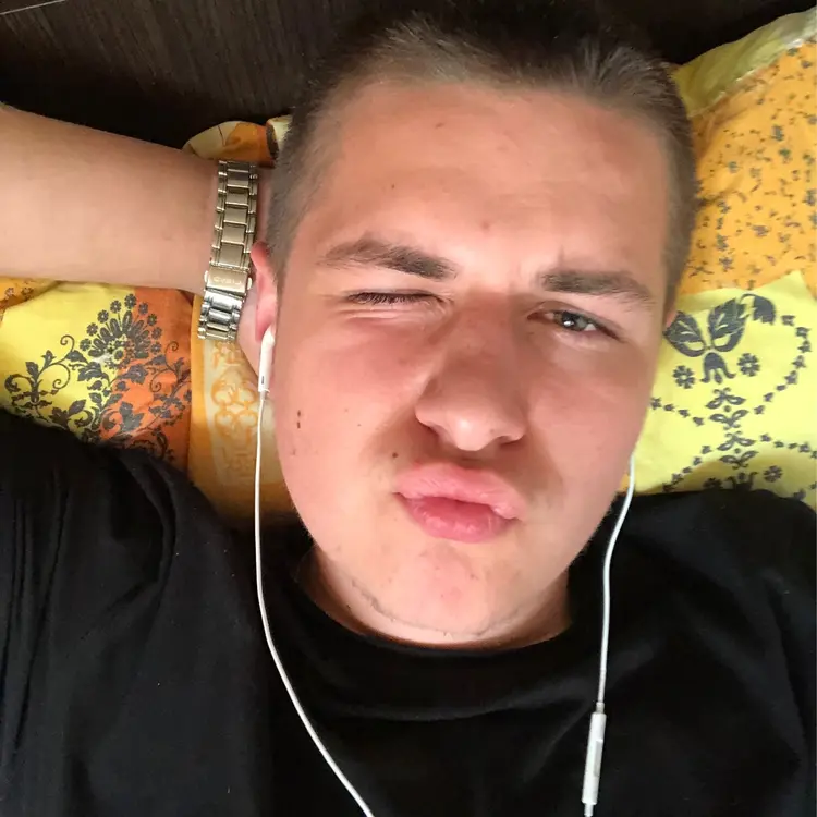 Я Евгений, 18, из Бобруйска, ищу знакомство для регулярного секса