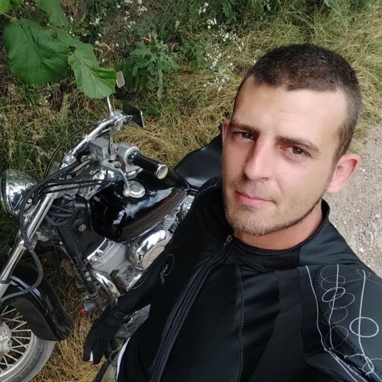 Dmitro из Одессы, мне 29, познакомлюсь для секса на одну ночь