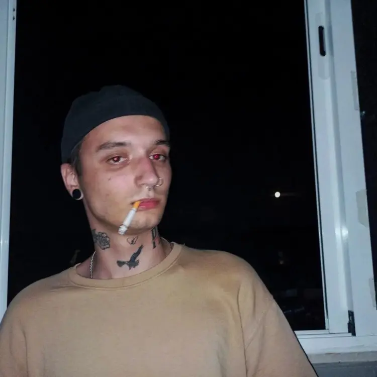 Я Евгений, 20, из Челябинска, ищу знакомство для регулярного секса