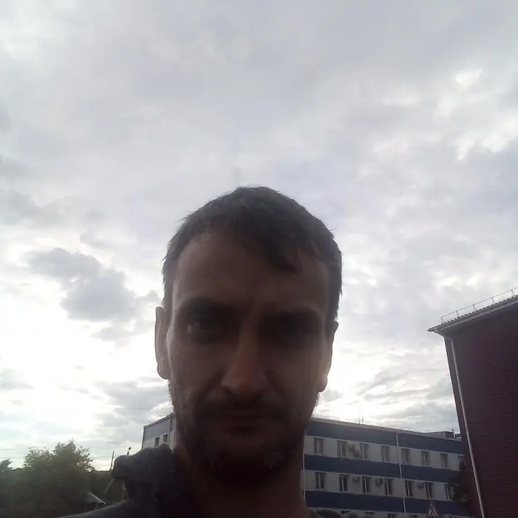 Я Андрей, 38, из Партизанска, ищу знакомство для секса на одну ночь