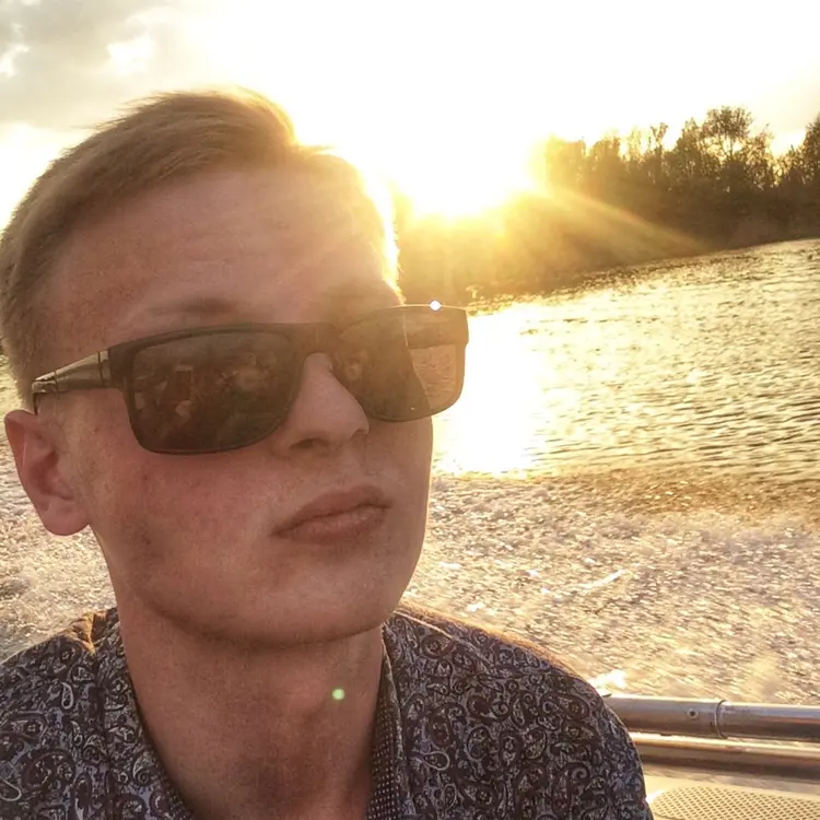 Я Лёша, 22, из Липецка, ищу знакомство для приятного времяпровождения